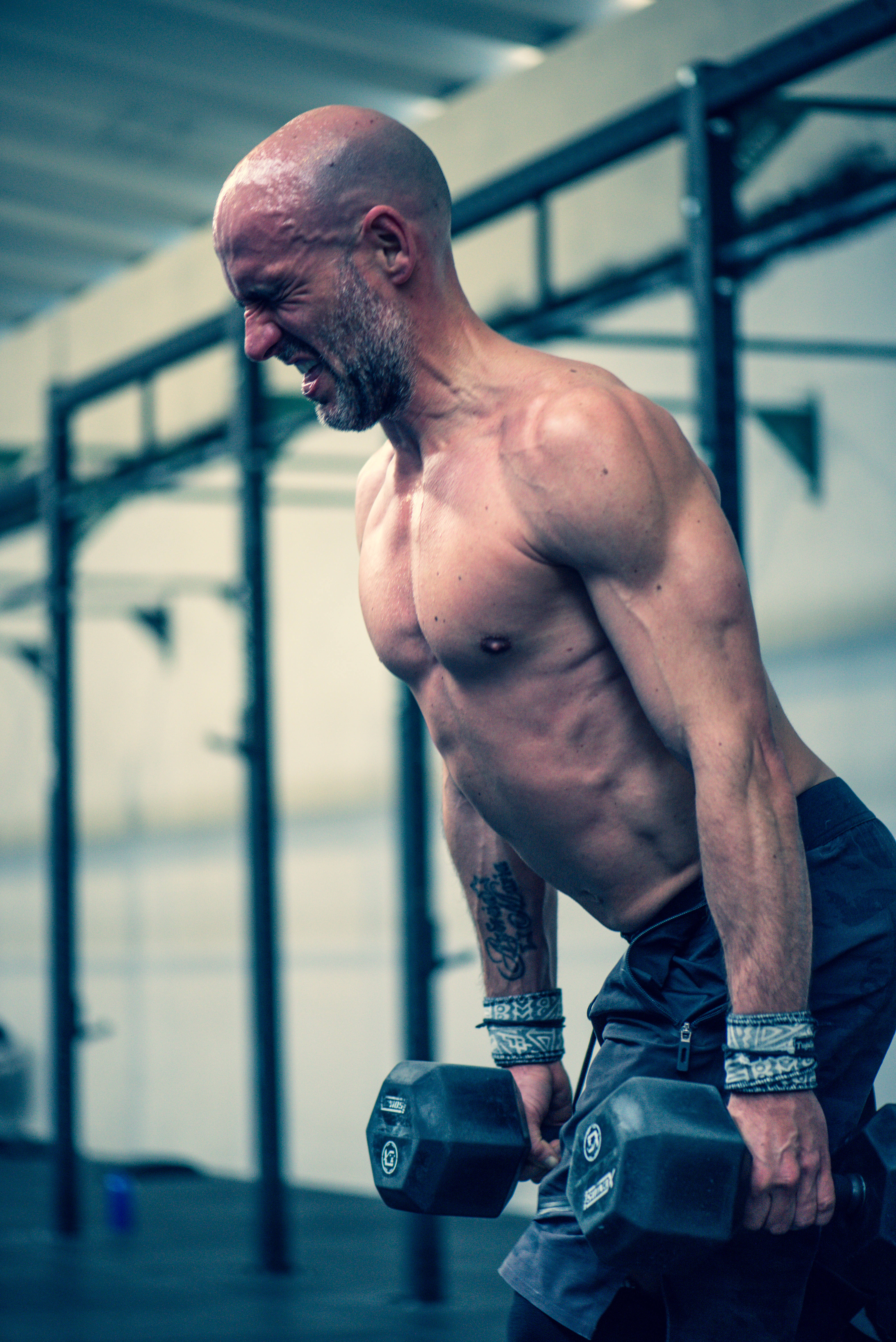 Personal Trainer a treinar com halteres, ginásio em Lisboa