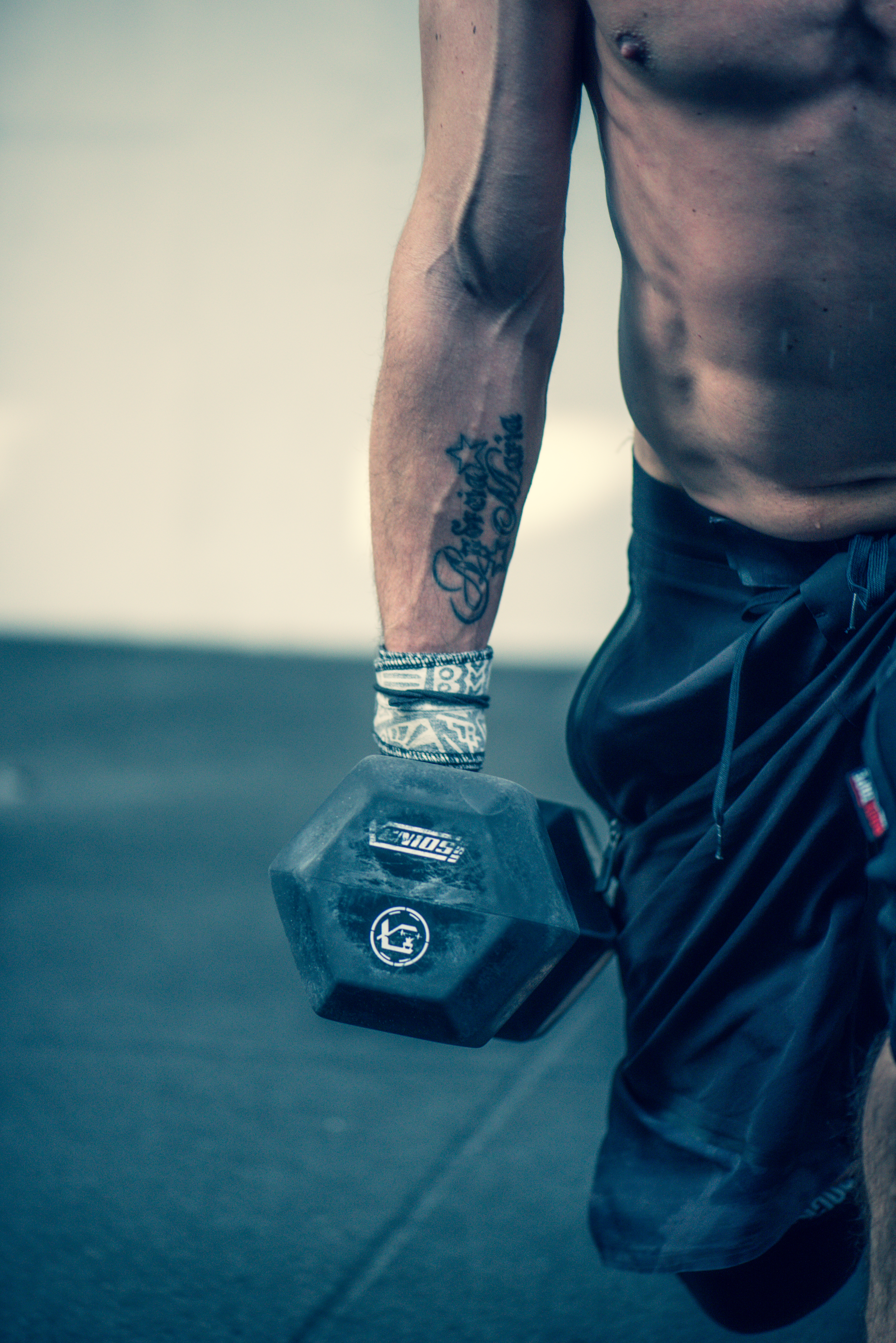 Detalhe de treino de força com haltere, Personal Trainer Diogo Barbosa