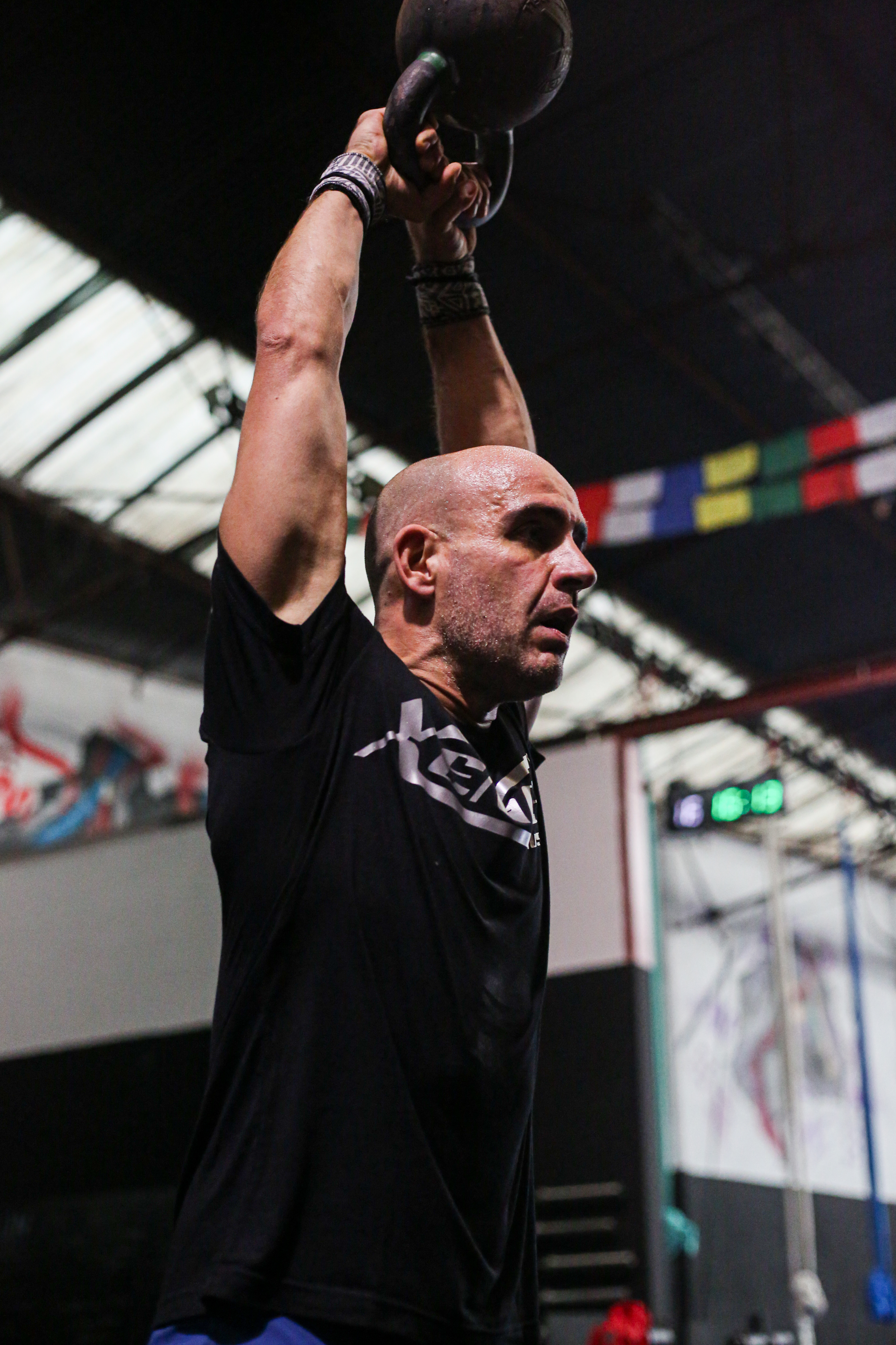 Diogo Barbosa a sorrir durante sessão de treino com kettlebell